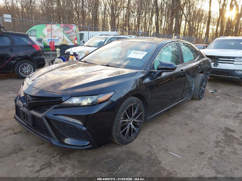 Toyota Camry 2021 — photo 2