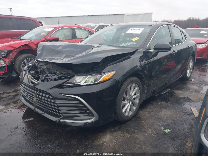 Toyota Camry 2022 — photo 2