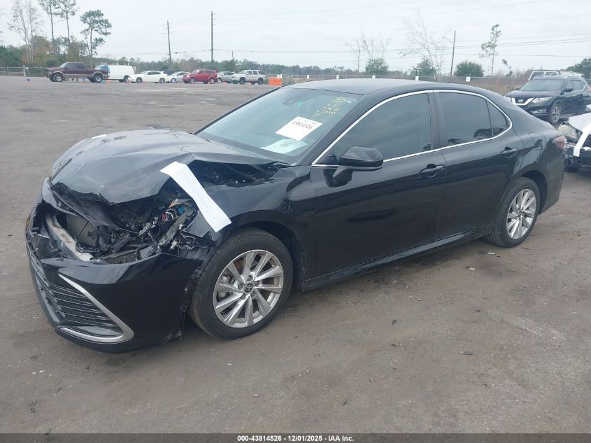 Toyota Camry 2023 — photo 2