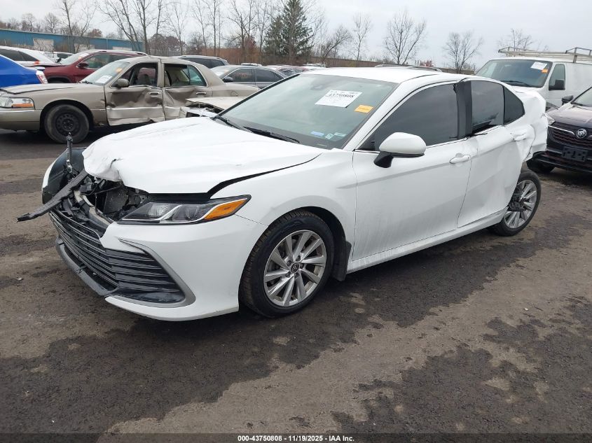 Toyota Camry 2023 — photo 2