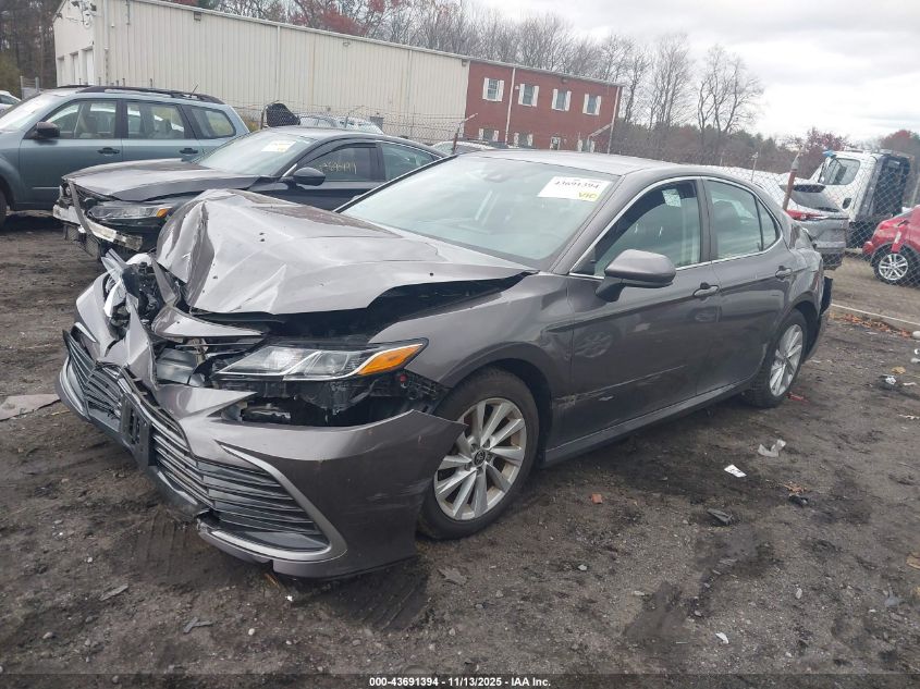 Toyota Camry 2021 — photo 2