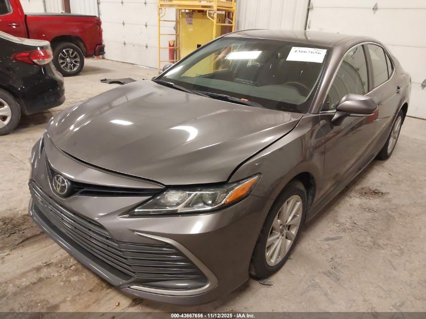 Toyota Camry 2023 — photo 2
