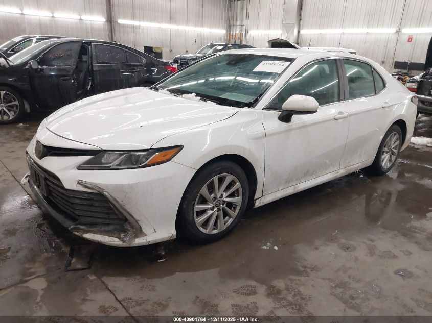 Toyota Camry 2023 — photo 2