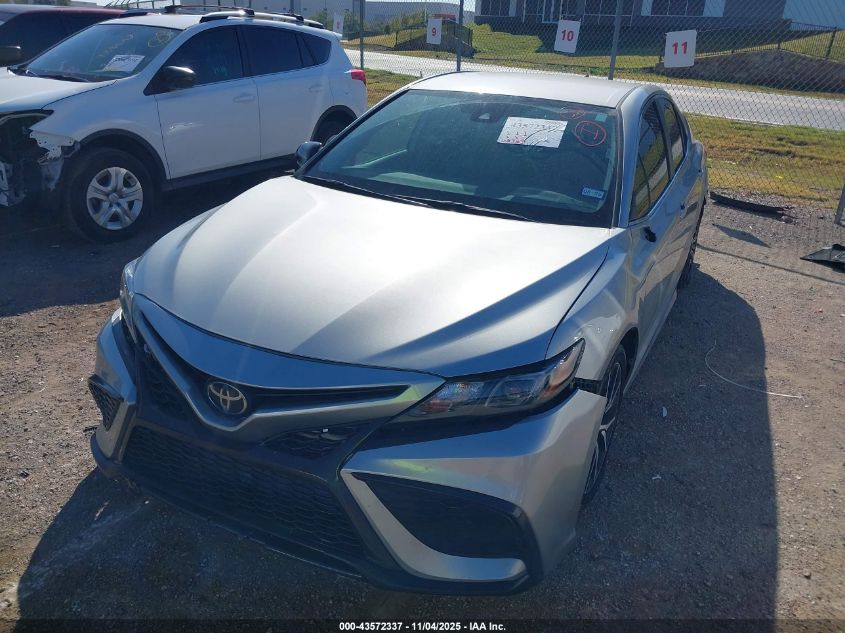 Toyota Camry 2022 — photo 2