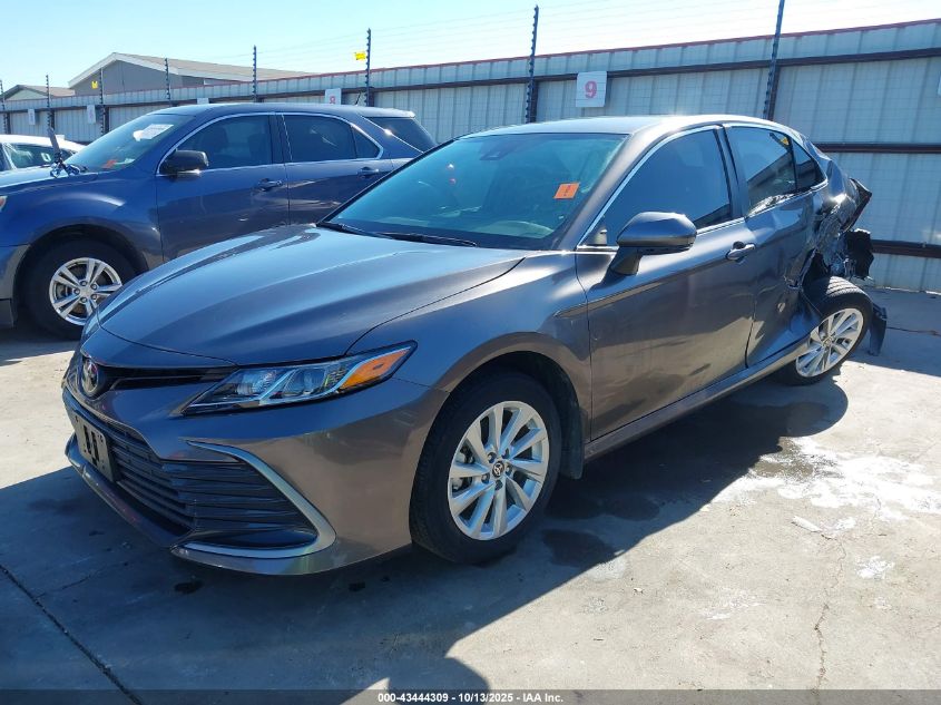 Toyota Camry 2023 — photo 2