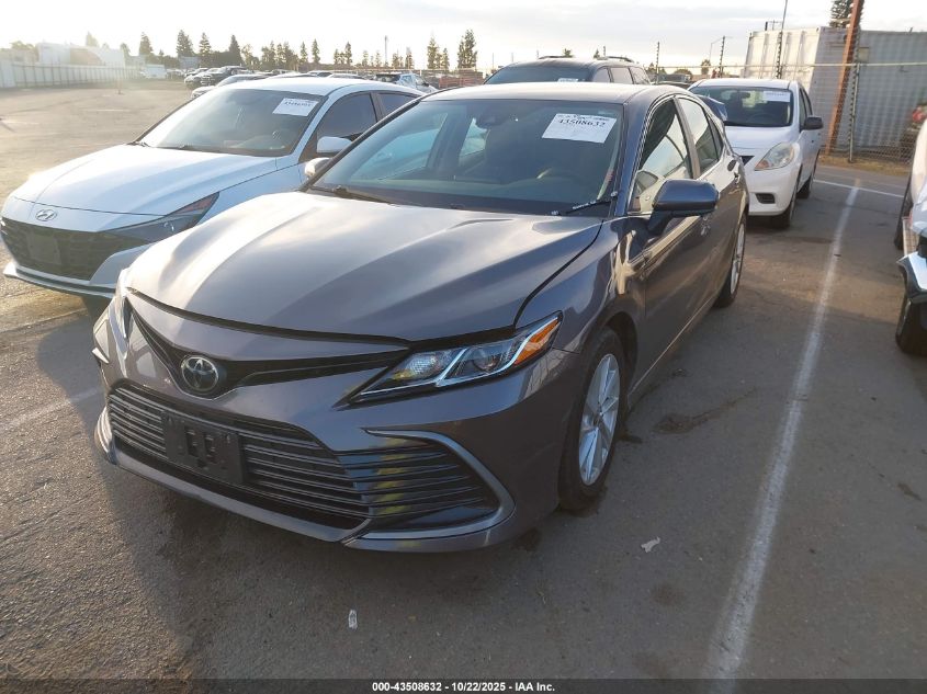 Toyota Camry 2022 — photo 2