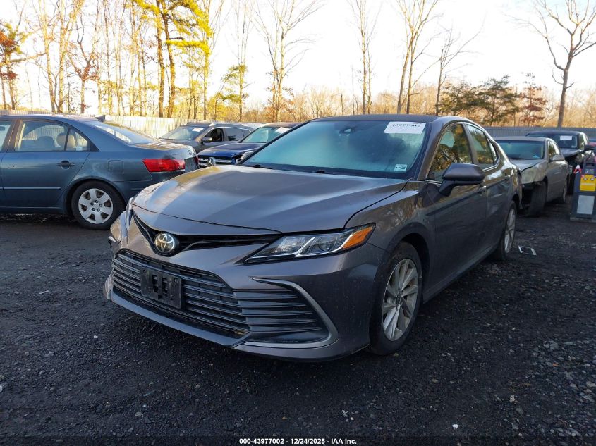 Toyota Camry 2023 — photo 2