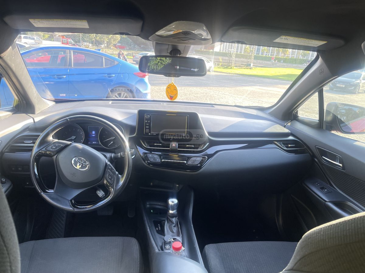 Toyota C-HR 2018 — photo 2