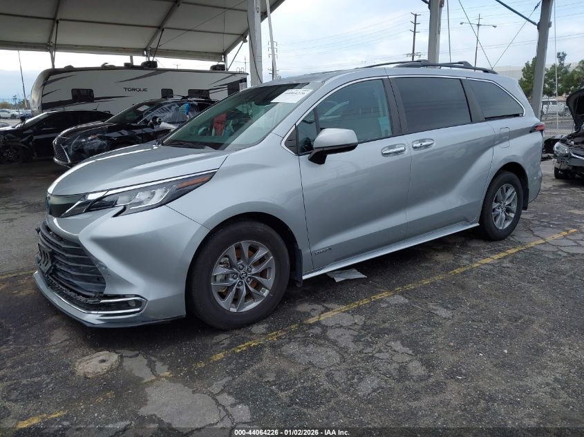 Toyota Sienna 2021 — photo 2