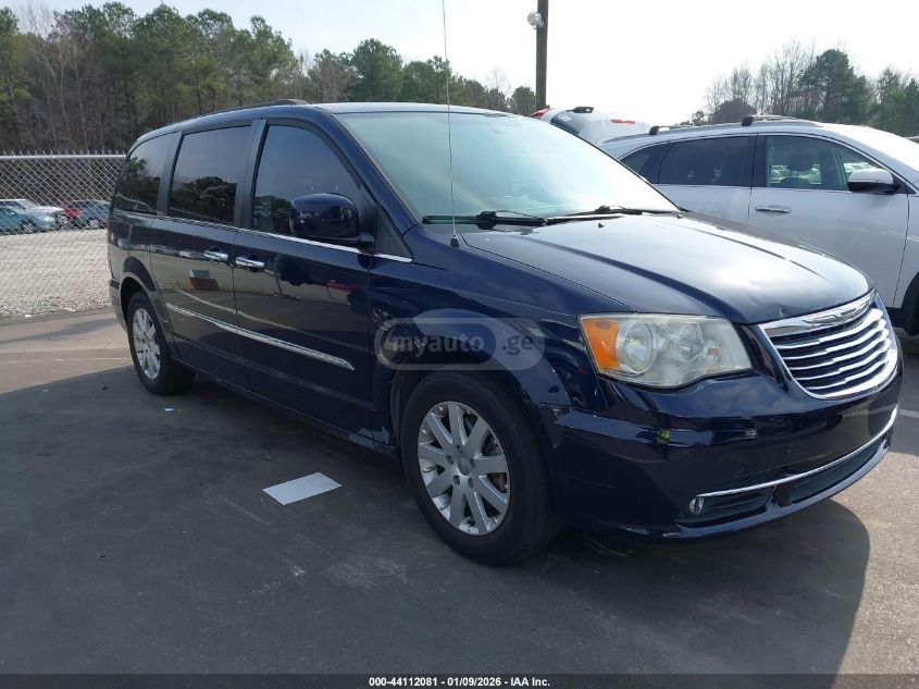 Chrysler Town and Country 2015 — photo 2