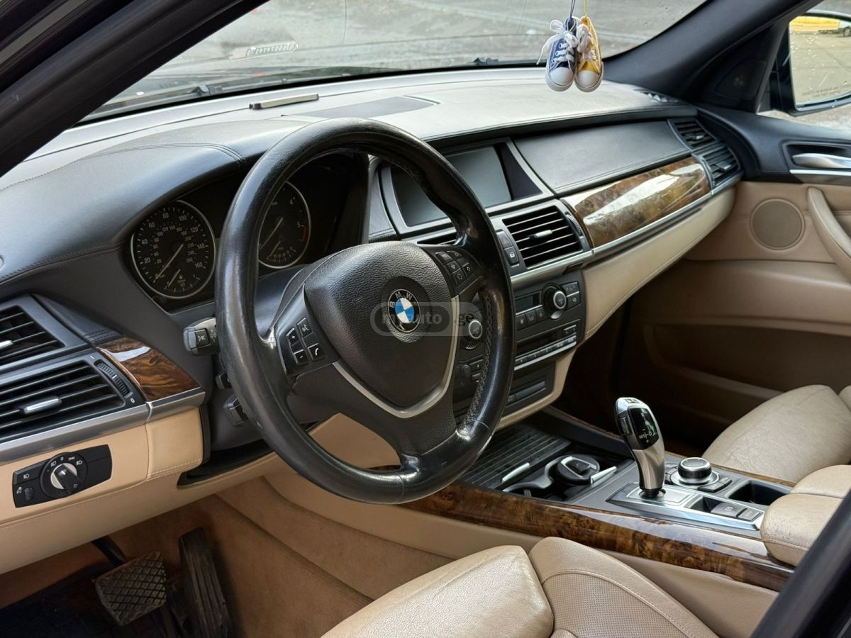 BMW X5 2010 — photo 2