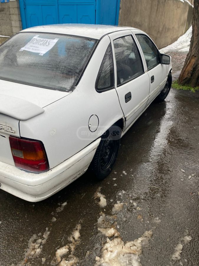 Opel Vectra 1991 — photo 2
