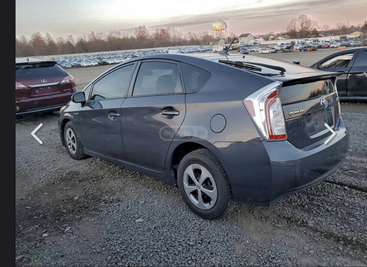 Toyota Prius 2015 — photo 2