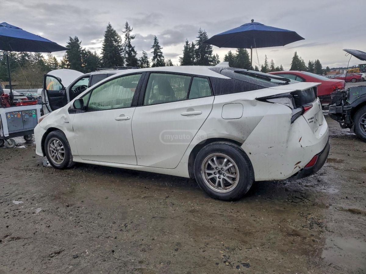 Toyota Prius 2020 — photo 2