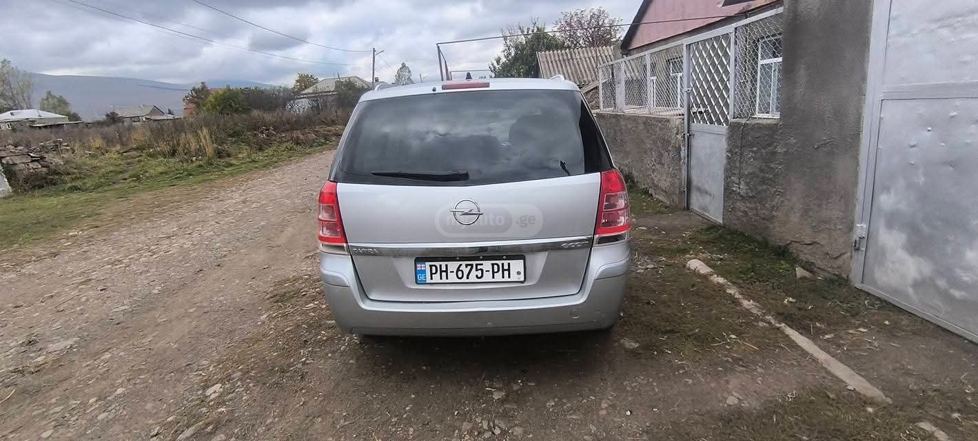 Opel Zafira 2010 — photo 2