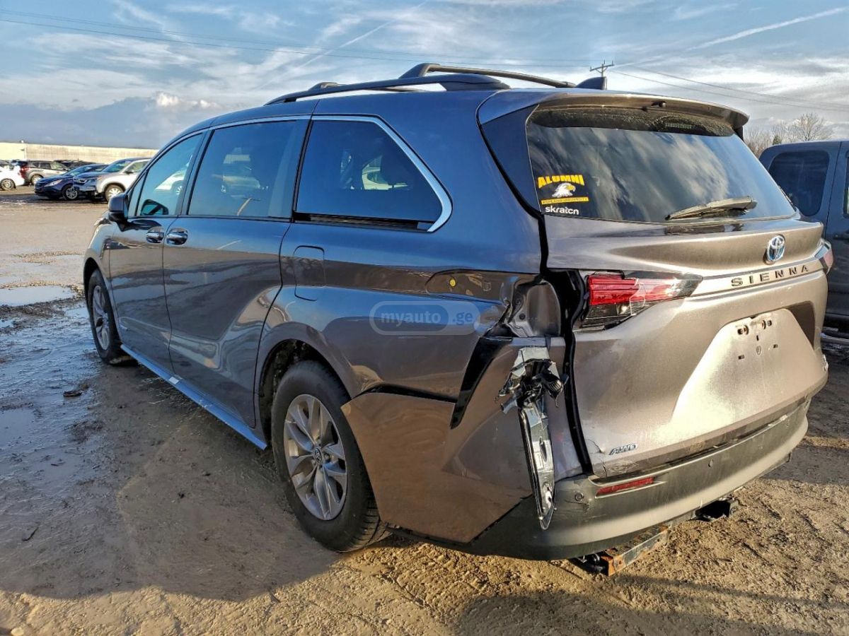 Toyota Sienna 2021 — photo 2