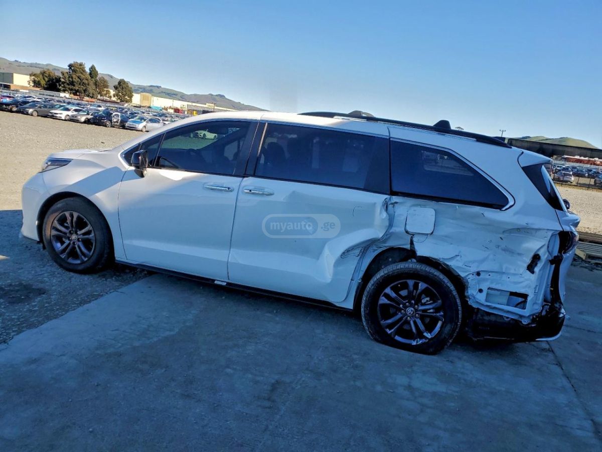 Toyota Sienna 2024 — photo 2