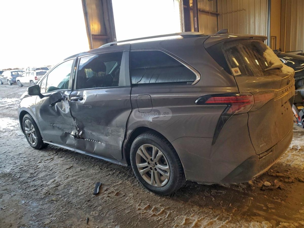 Toyota Sienna 2023 — photo 2