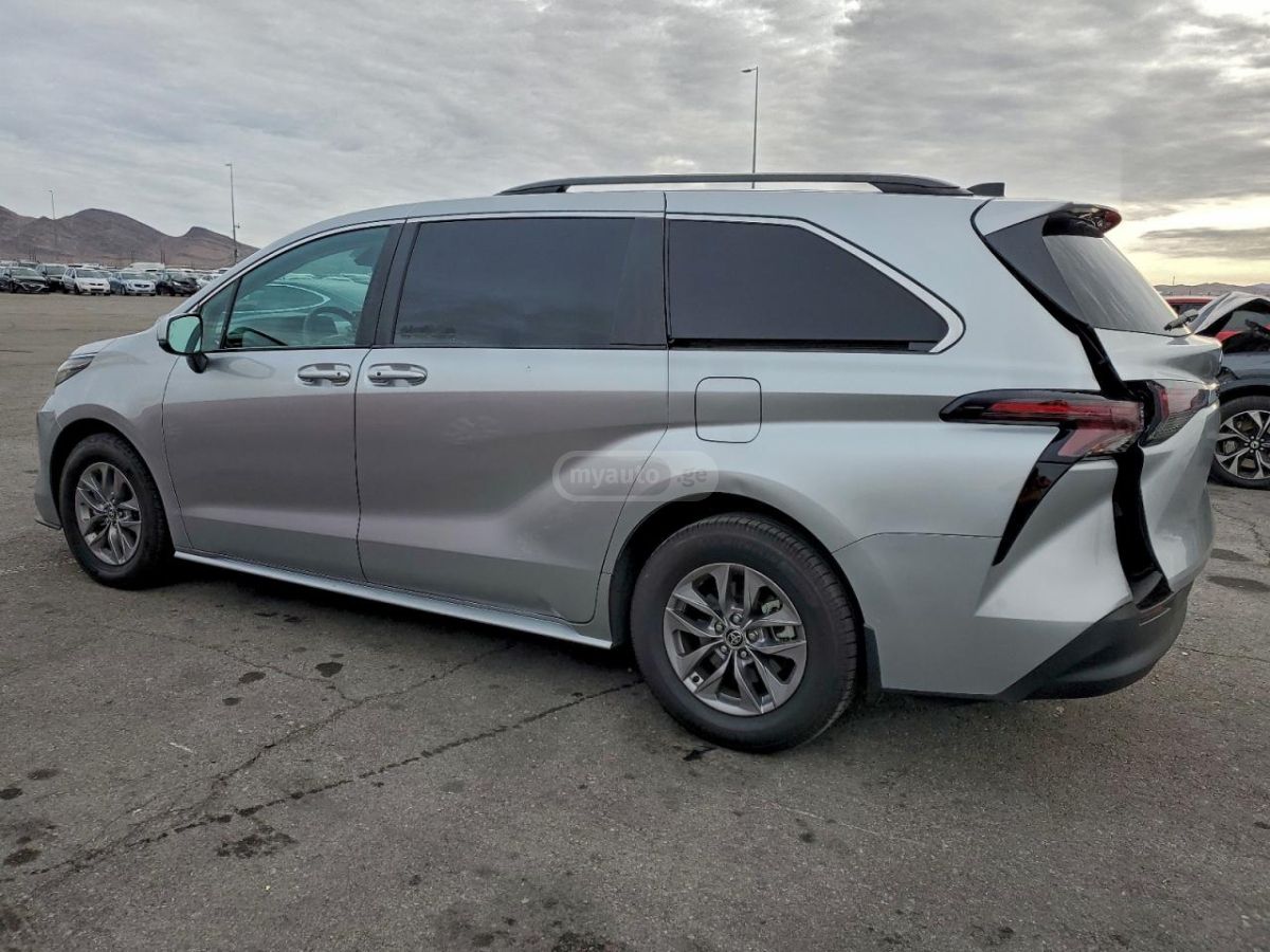 Toyota Sienna 2023 — photo 2