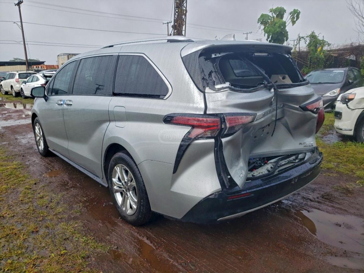 Toyota Sienna 2023 — photo 2