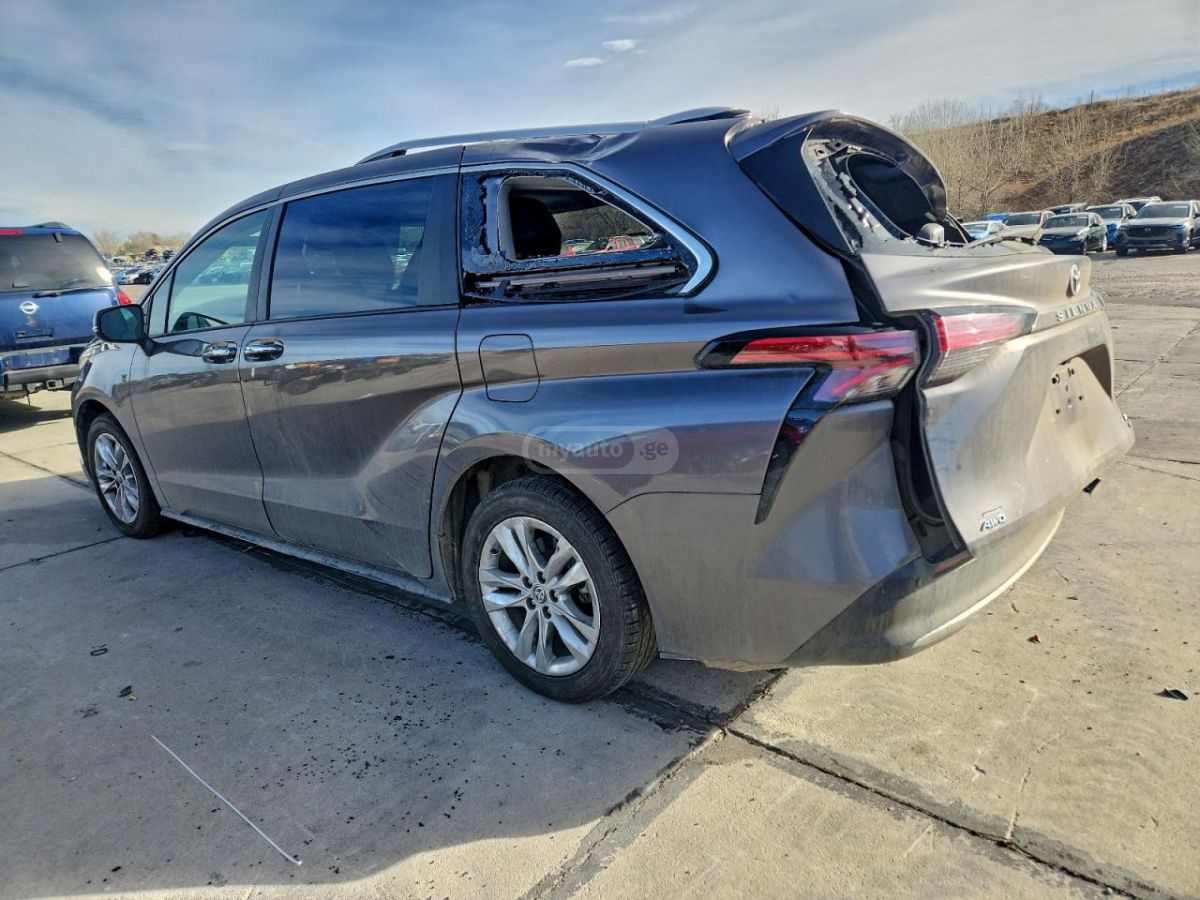 Toyota Sienna 2022 — photo 2