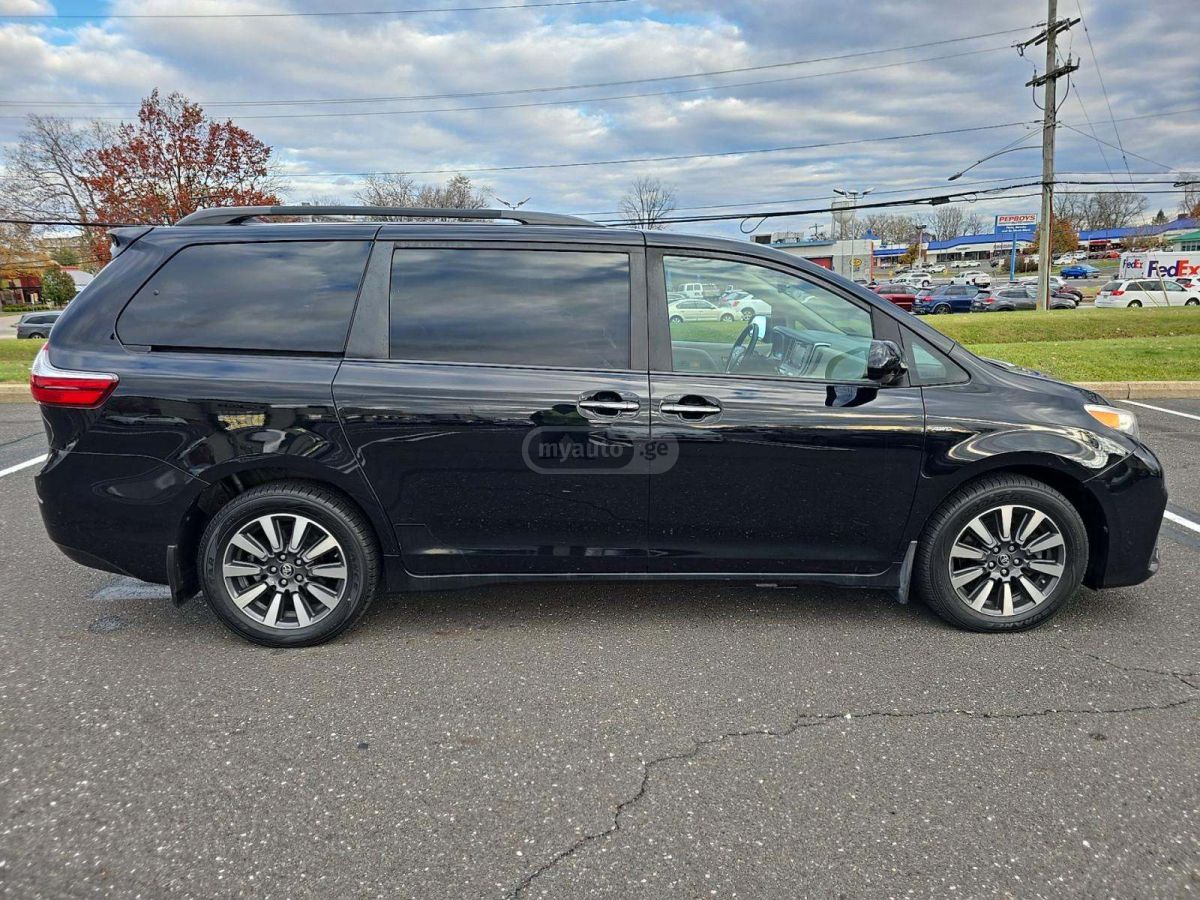 Toyota Sienna 2018 — photo 2
