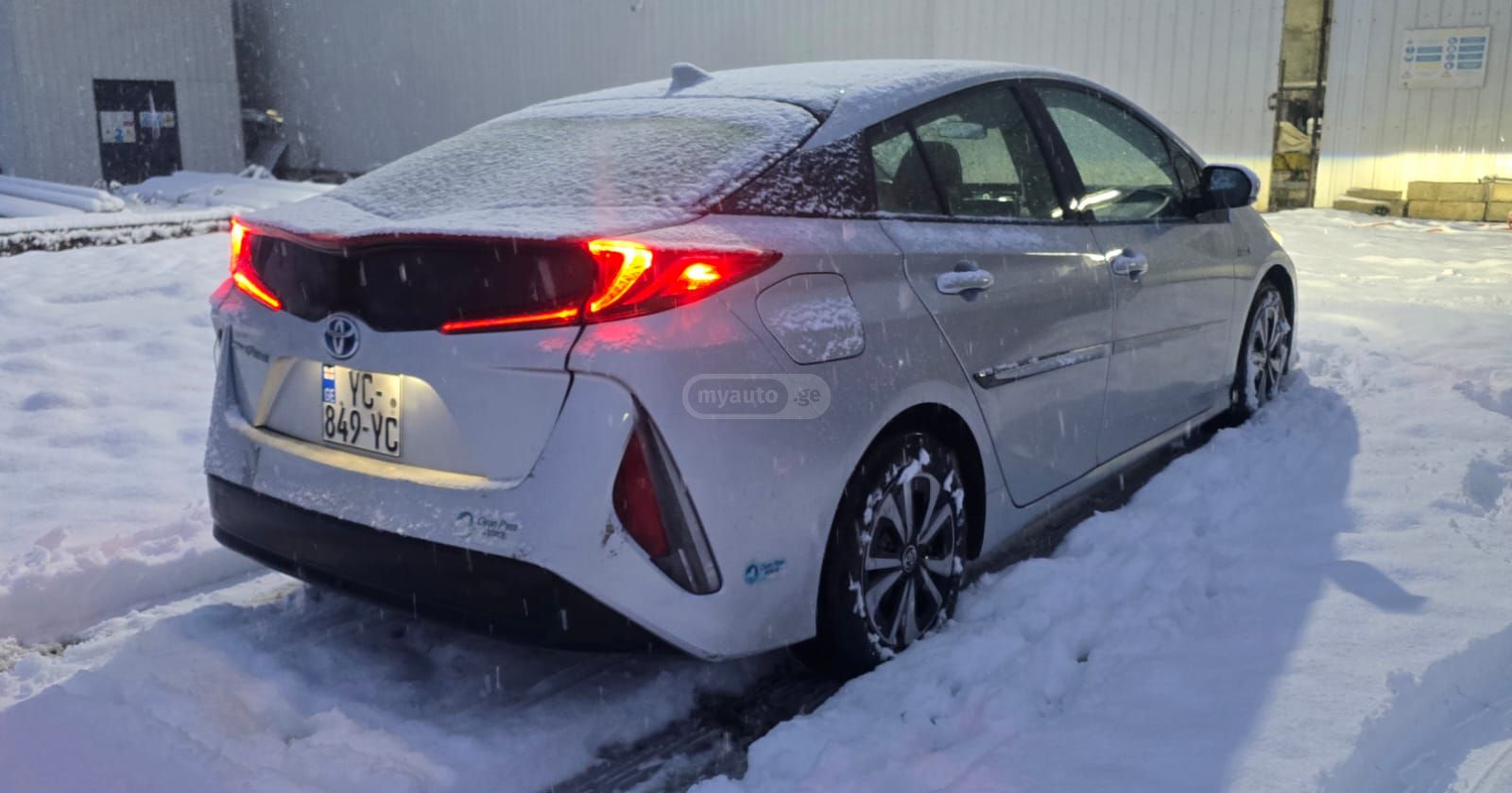 Toyota Prius Prime 2017 — photo 2