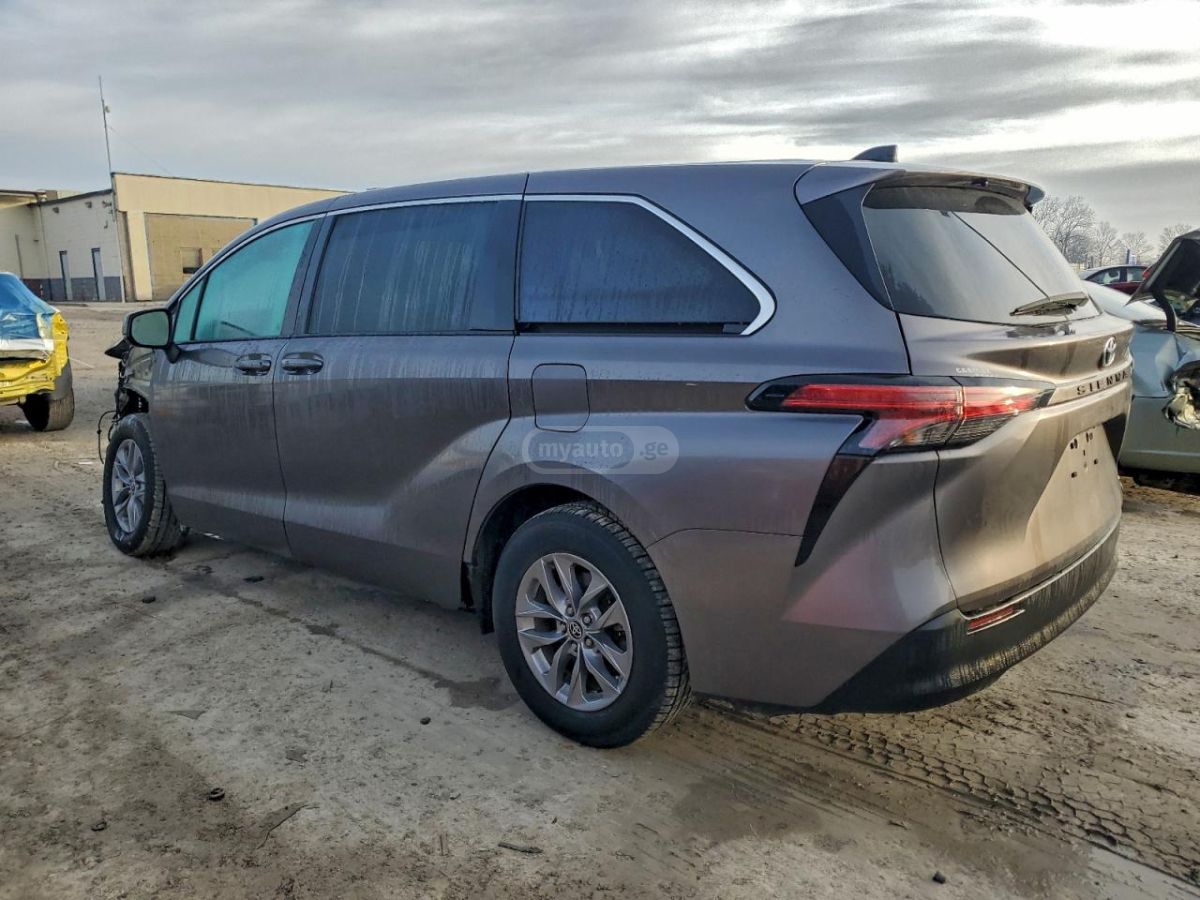 Toyota Sienna 2022 — photo 2