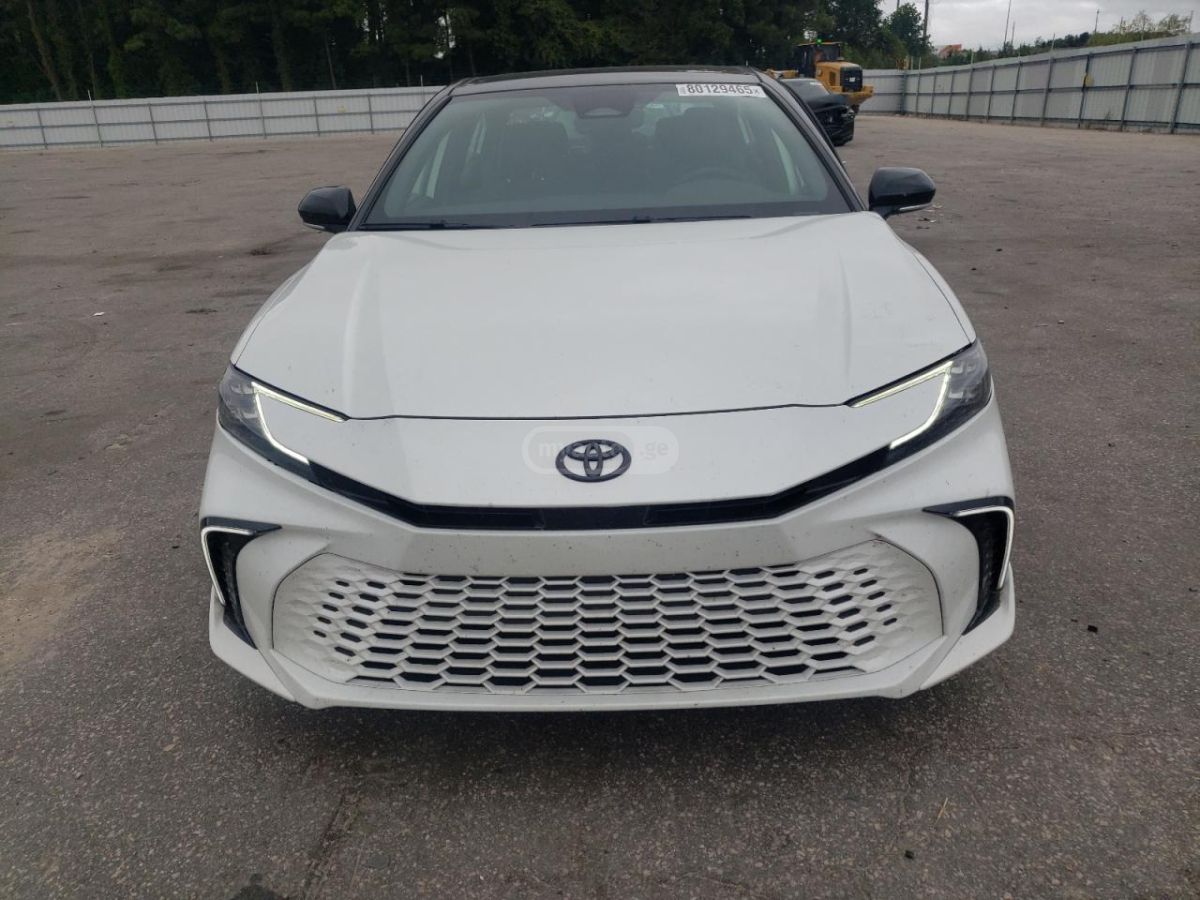 Toyota Camry 2025 — photo 2