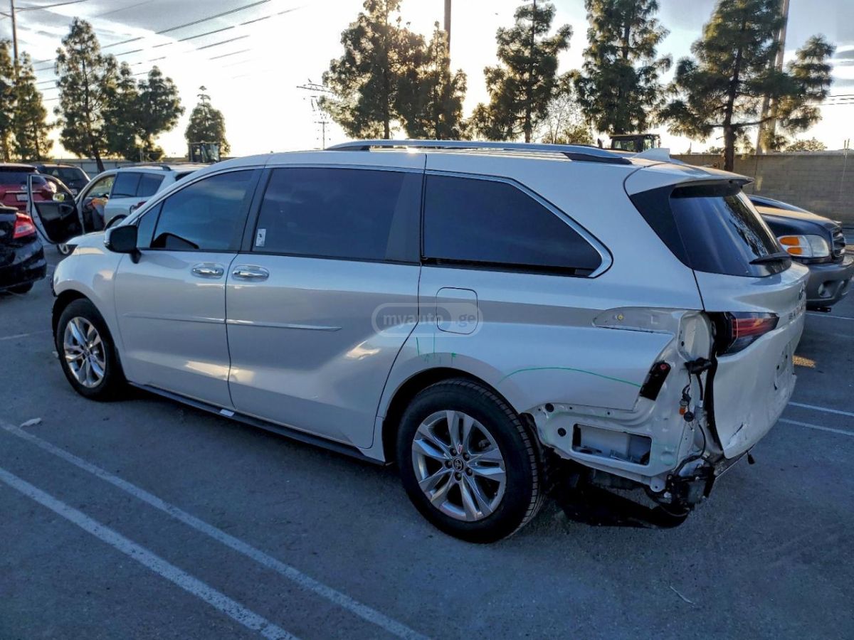 Toyota Sienna 2023 — photo 2
