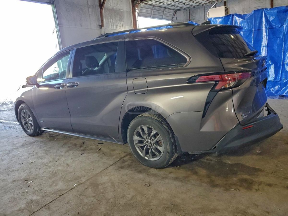 Toyota Sienna 2021 — photo 2