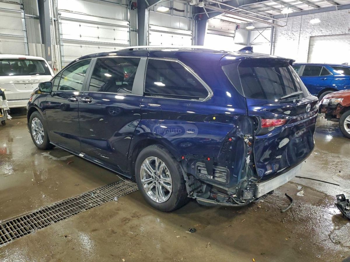 Toyota Sienna 2024 — photo 2