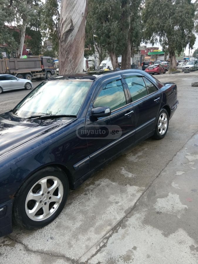 Mercedes-Benz 210 2000 — photo 2