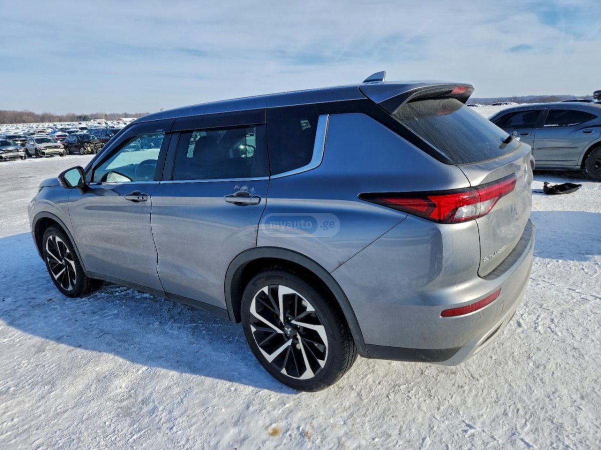 Mitsubishi Outlander 2022 — photo 2