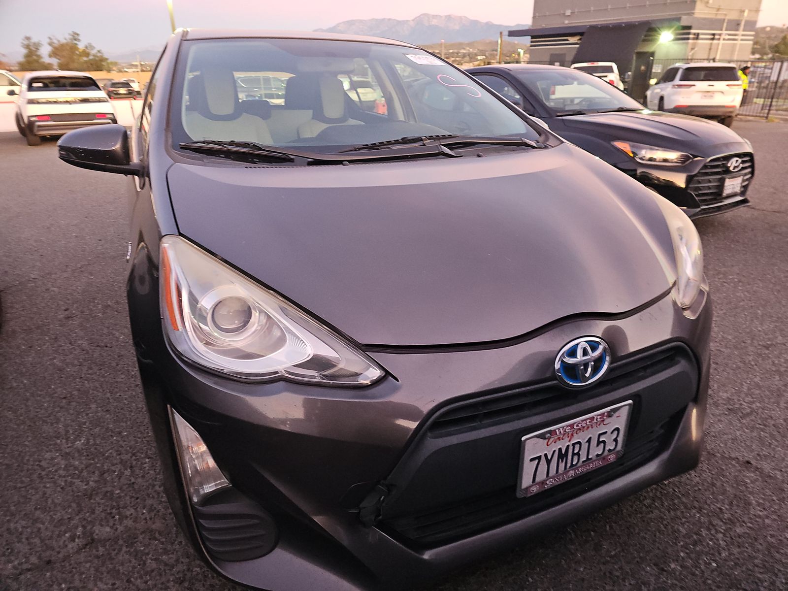 Toyota Prius C 2016 — photo 2