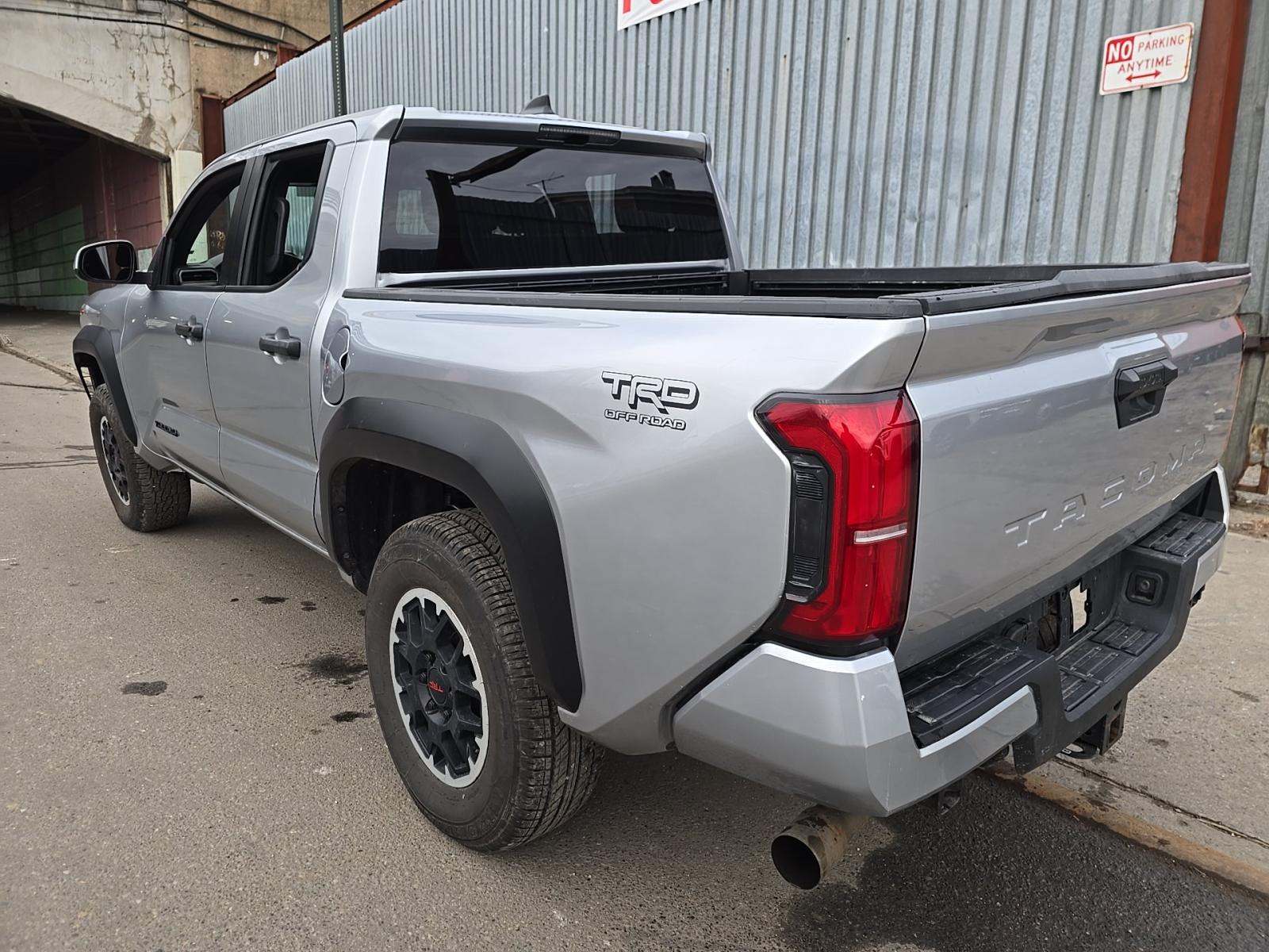 Toyota Tacoma 2024 — photo 2