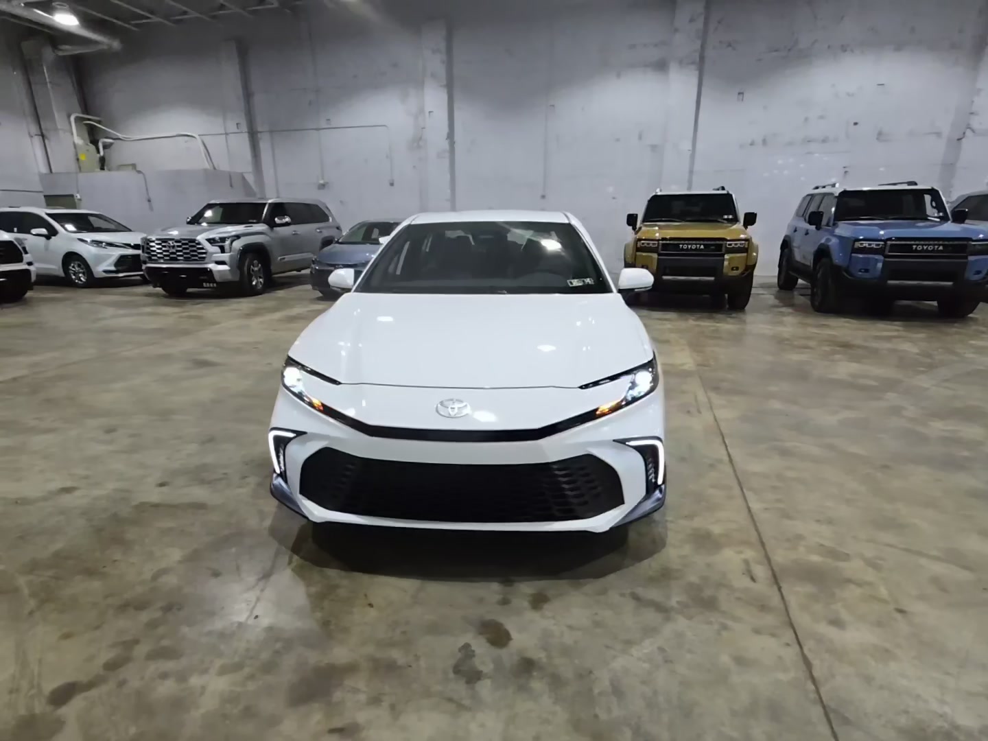 Toyota Camry 2026 — photo 2