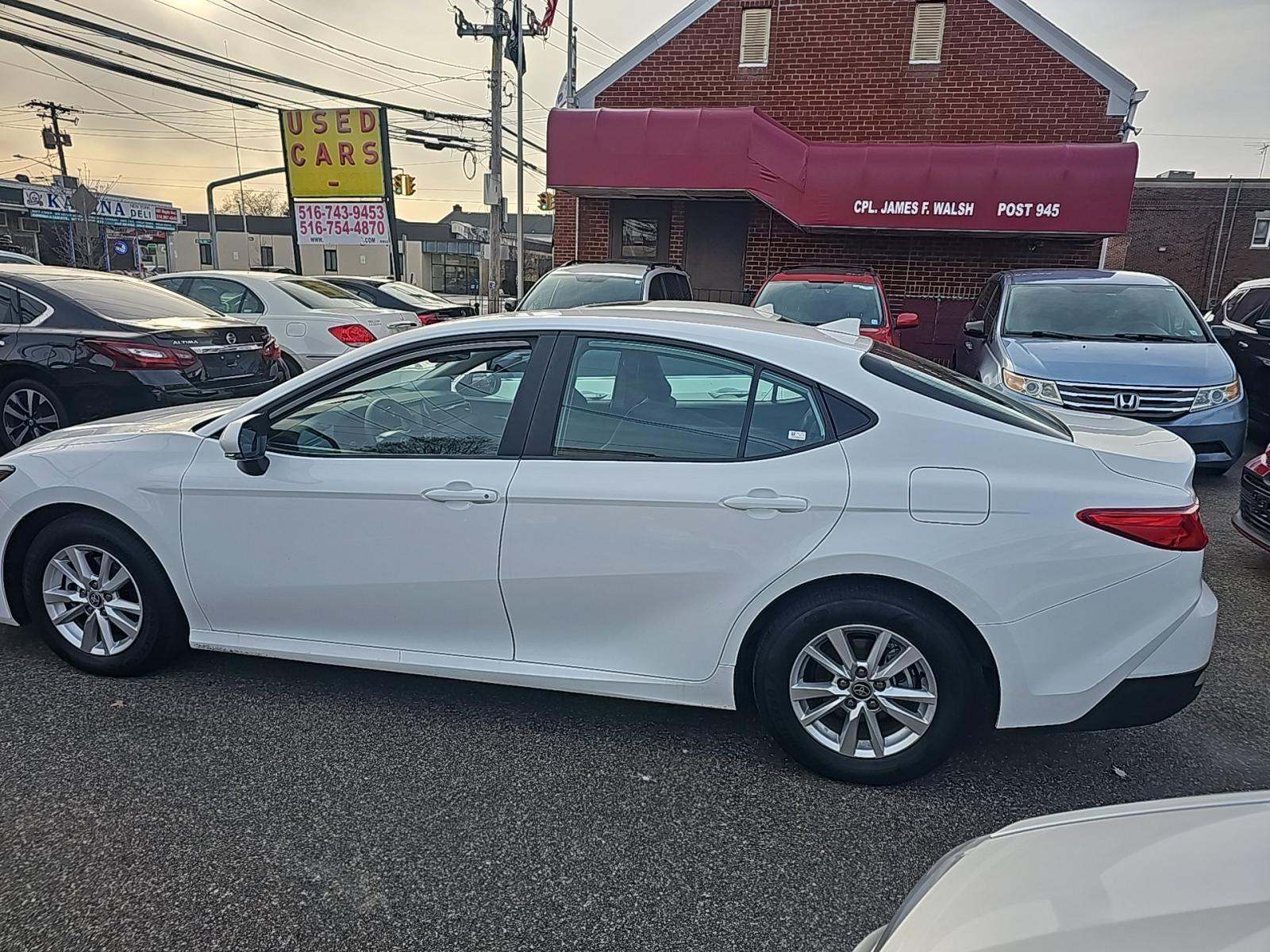 Toyota Camry 2025 — photo 2