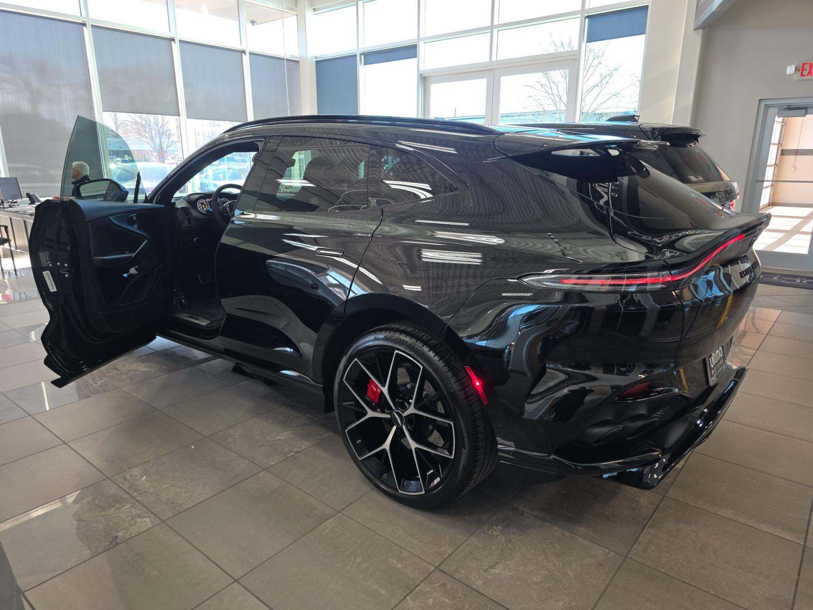 Aston Martin DBX 2024 — photo 2