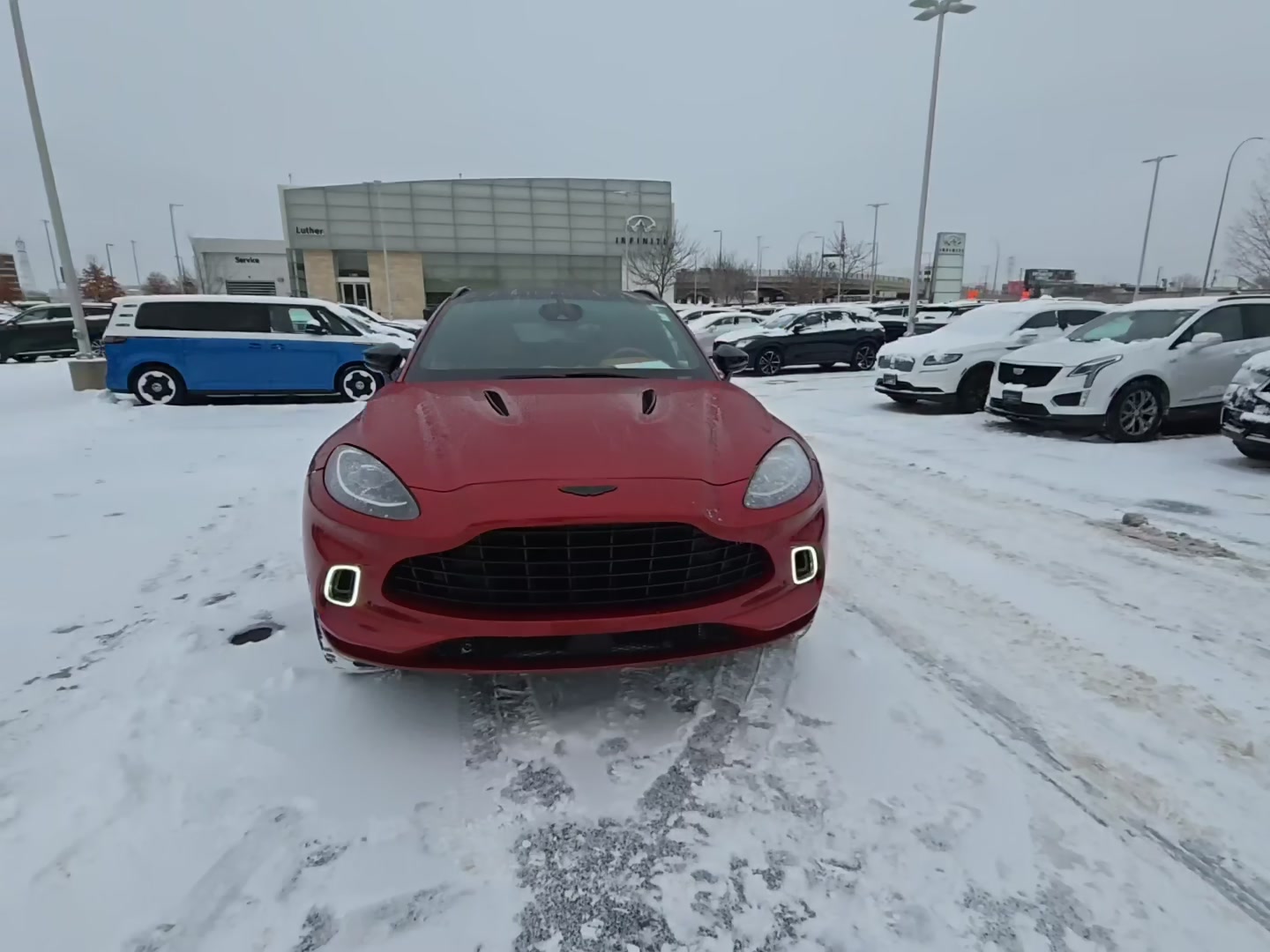 Aston Martin DBX 2022 — photo 2