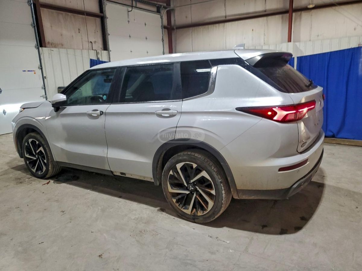 Mitsubishi Outlander 2022 — photo 2