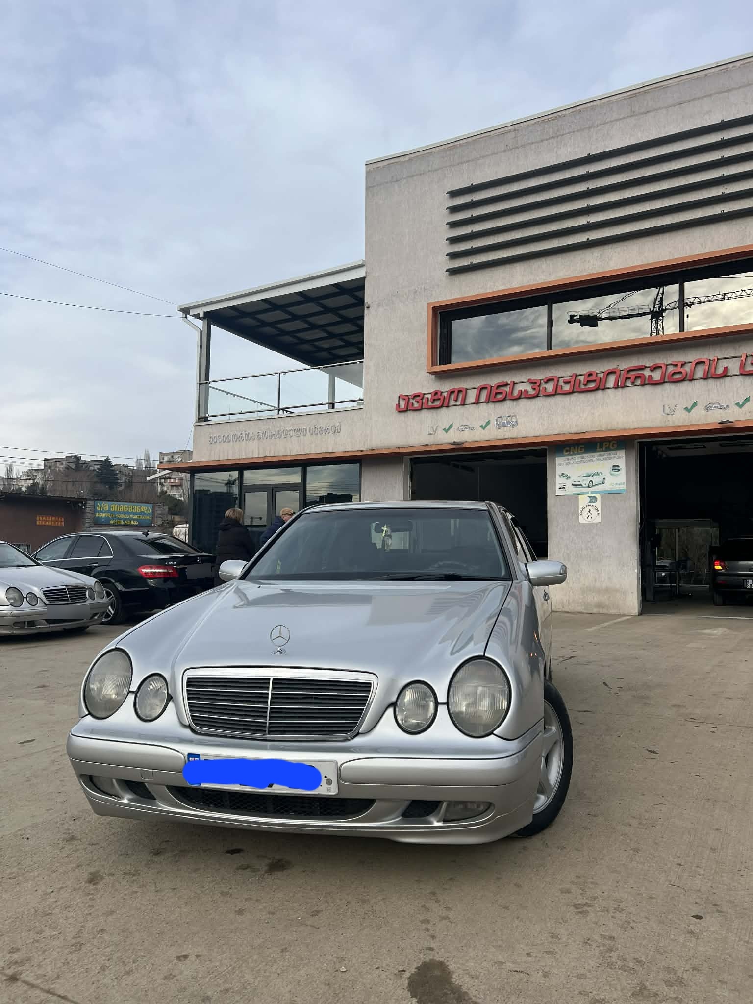 Mercedes-Benz E 220 1999 — photo 2