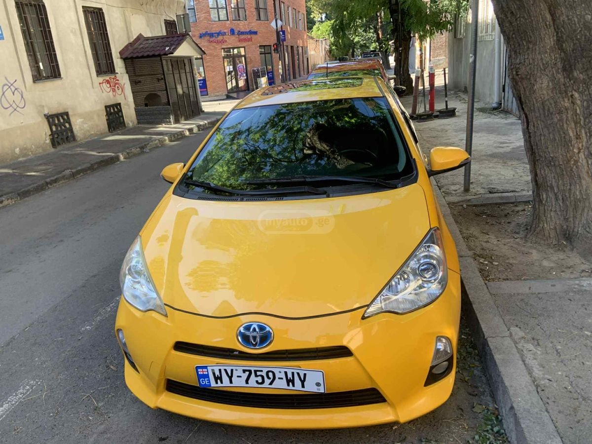 Toyota Prius C 2014 — photo 2