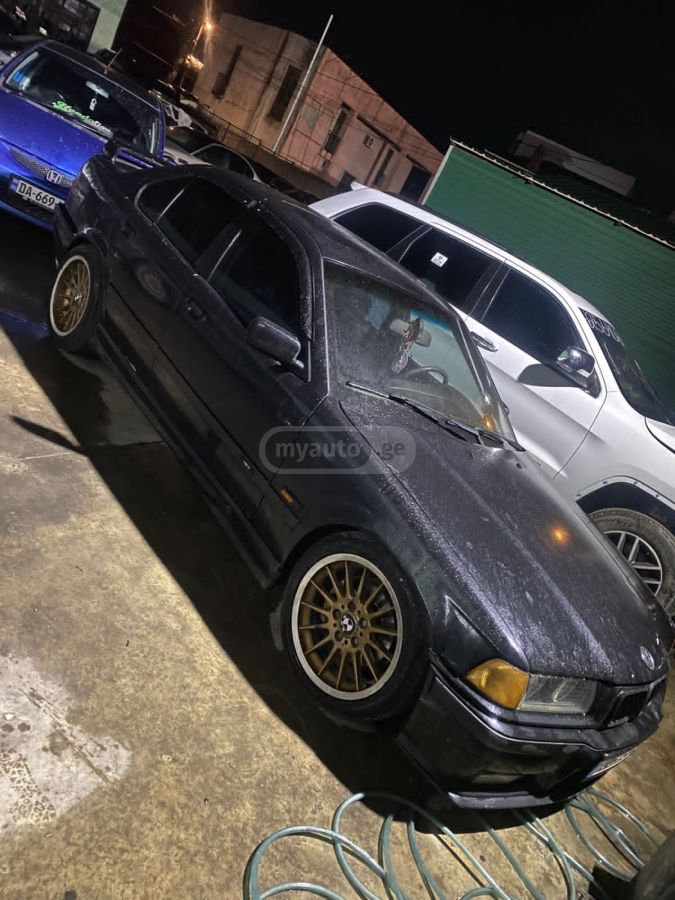 BMW 323