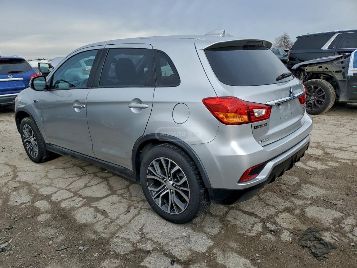Mitsubishi Outlander 2019 — photo 2
