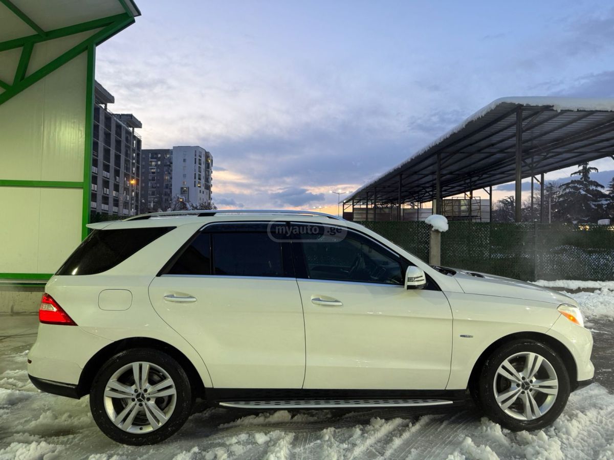 Mercedes-Benz ML 350 2011 — photo 2