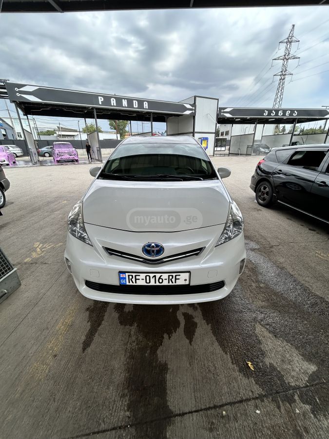 Toyota Prius V 2014 — photo 2