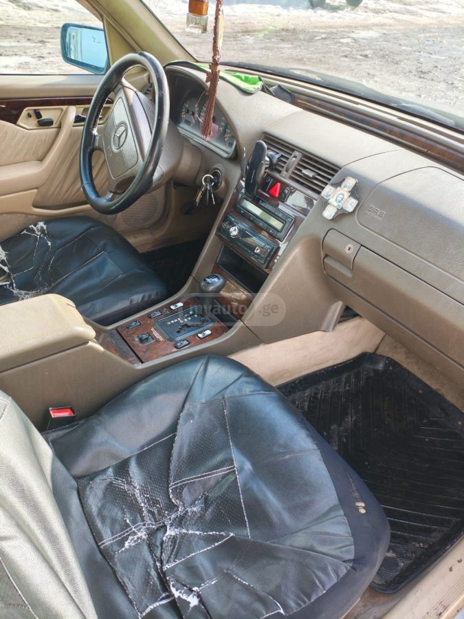 Mercedes-Benz C 230