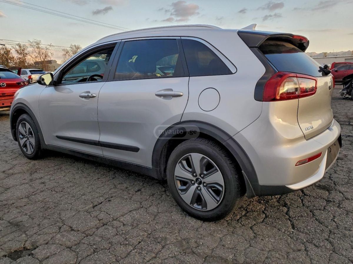 Kia Niro 2017 — photo 2