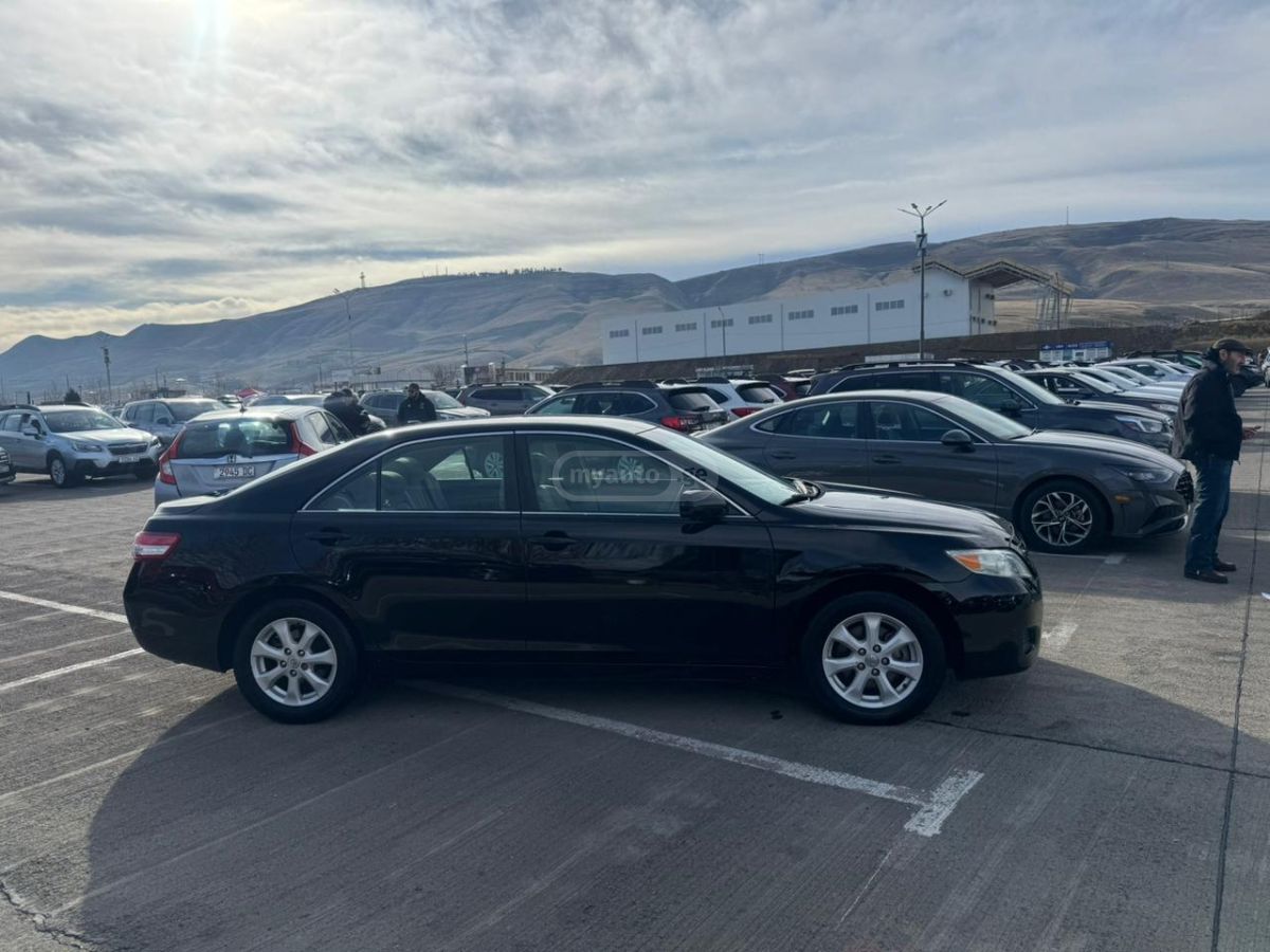 Toyota Camry 2010 — photo 2